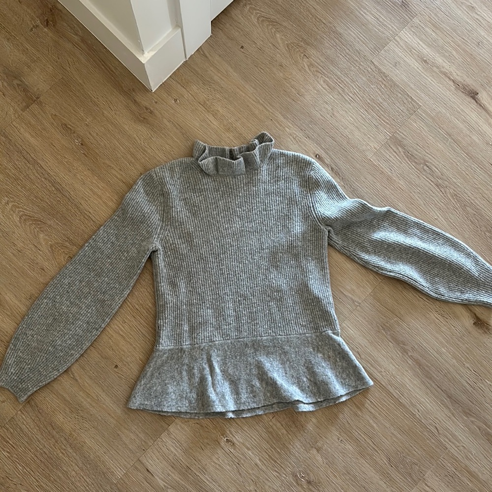 ANN TAYLOR GREY SWEATER SIZE SMALL